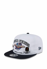 Weißer Baseball-Cap mit einem marineblauen Schirm, versehen mit "World Series" Stickerei und dem Logo der San Francisco Giants. Enthält das Datum und dekorative Pins.