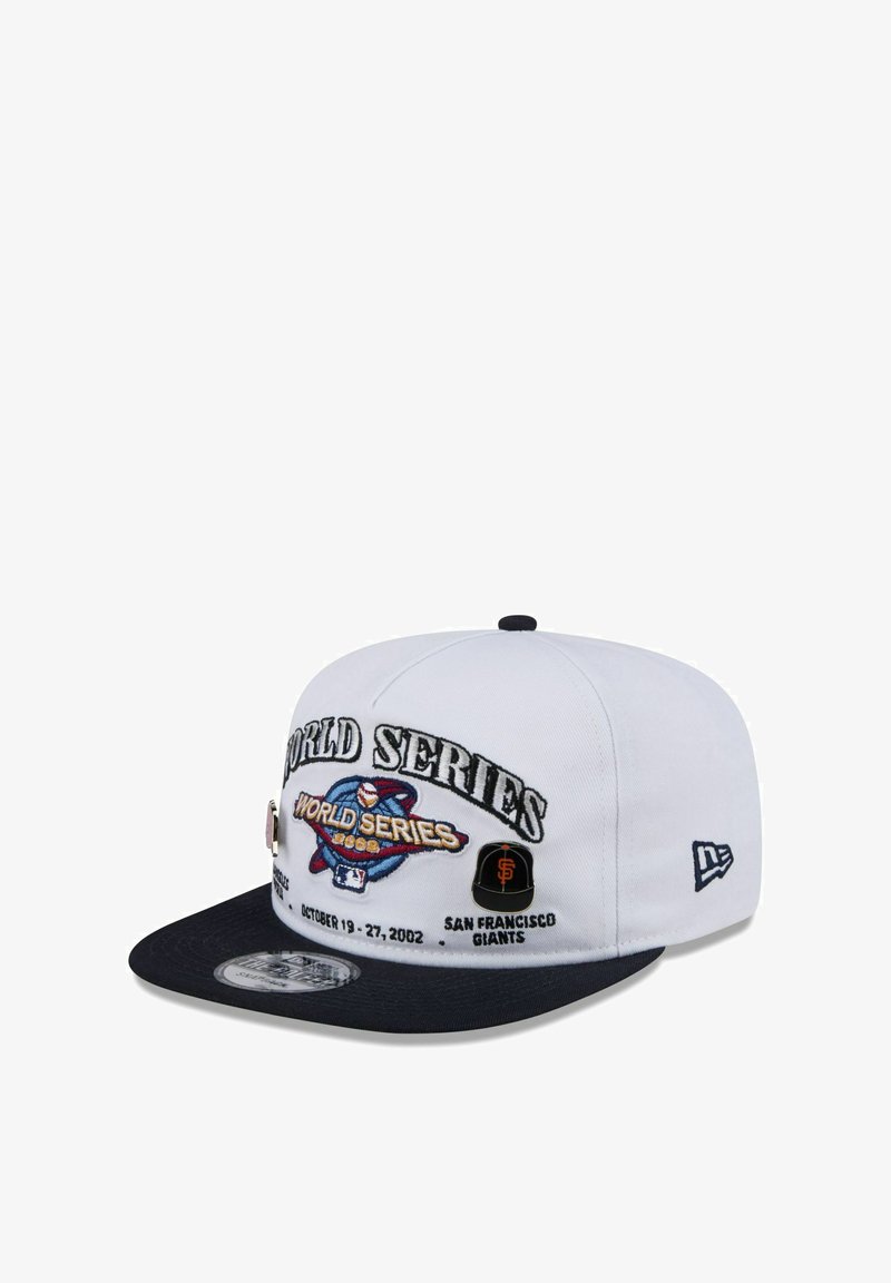Weißer Baseball-Cap mit einem marineblauen Schirm, versehen mit "World Series" Stickerei und dem Logo der San Francisco Giants. Enthält das Datum und dekorative Pins.