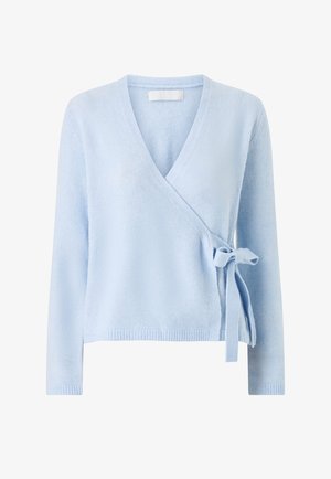 Lyseblå strikket omslagsstriktrøje med V-hals, lange ærmer, ribbede kanter og sløjfelukning i siden.