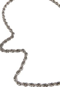 Vridde sølvkjeder med en jevn tekstur, som har et kontinuerlig løpdesign og en reflekterende metallisk finish.