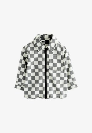 Črno-bela srajca z dolgimi rokavi, karo vzorcem, ovratnikom, zadrgo spredaj in žepom na prsih, prikazana na belem ozadju.