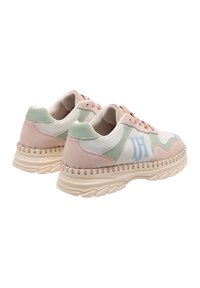 Zapatillas multicolor que combinan cuero rosa, blanco y menta con detalles de costura, una suela gruesa beige y un logotipo decorativo azul.