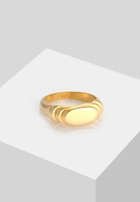 Guldring med en glat, oval top og tre buede detaljer. Lavet af 925 sølv med en blank finish. Enkel og moderne design.