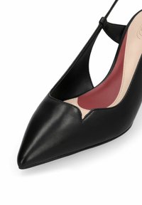 Chaussure slingback en cuir noir à bout pointu, devant décolleté et semelle intérieure rose rembourrée.