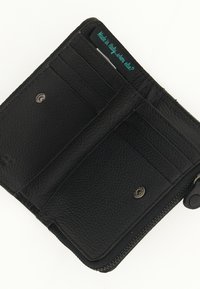 Portefeuille en cuir noir avec une surface texturée, comportant de multiples fentes pour cartes, une fermeture à bouton pression et un compartiment zippé.