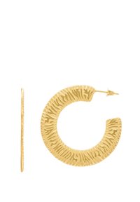 Goldfarbene Creolen mit strukturierter Oberfläche, bestehend aus einem kreisförmigen Design und einem Stecker-Verschluss, der das Licht mit einem wellenförmigen Muster einfängt.