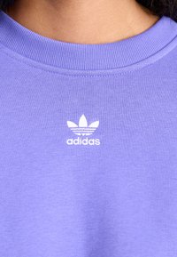 adidas Originals ESSENTIALS CREW FLEECE - Športni pulover - semi blue