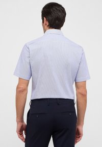 Korte mouwen shirt in lichtblauw en witte strepen, gemaakt van stof met een gladde textuur. Ontworpen met een standaard kraag en een nette afwerking.