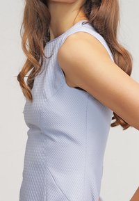 Jasnoniebieska, teksturowana sukienka bez rękawów o dopasowanym kroju, z delikatnym wzorem w diamenty i gładkim, konturowanym dekoltem.