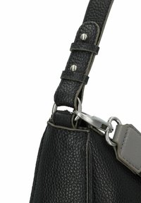 Borsa a tracolla in pelle nera texturizzata con una fascia grigia staccabile. Presenta hardware metallico, compresi un gancio e rivetti. Dettagli delle cuciture distintivi.
