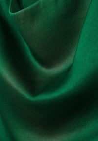 Reiss REGULAR FIT-ELOISE DRAPE NECK LAYERED  - Koktejlové šaty / šaty na párty - green