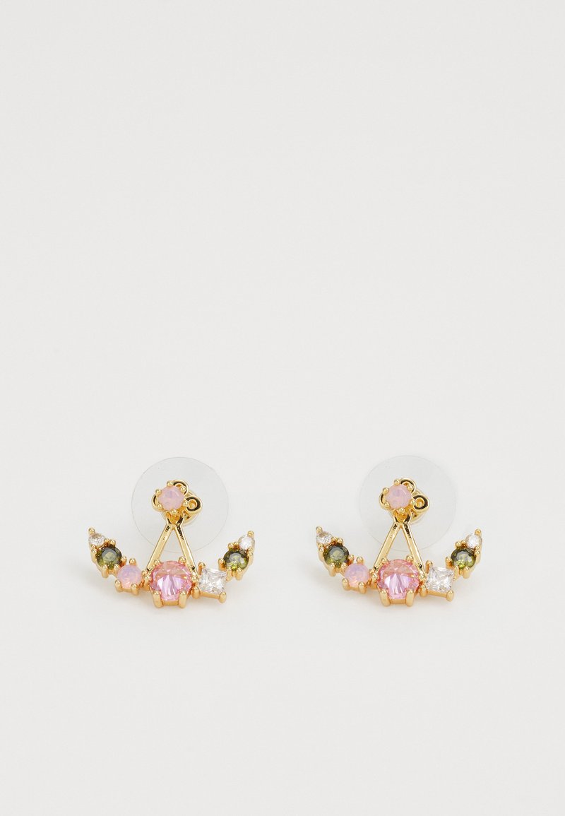 Zlaté náušnice s různobarevnými drahokamy, včetně růžových a čirých, s korunkovým designem a průhledným záznamem pro bezpečné nošení.