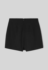 Shorts noirs présentant un design ajusté, une texture lisse, et une fermeture éclair horizontale à l'arrière avec deux plis à l'avant pour un détail supplémentaire.