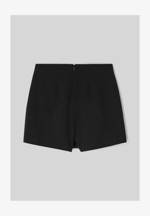 Shorts noirs présentant un design ajusté, une texture lisse, et une fermeture éclair horizontale à l'arrière avec deux plis à l'avant pour un détail supplémentaire.