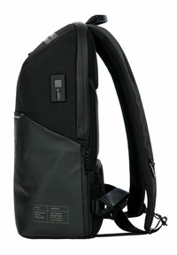 Zwarte rugzak gemaakt van gerecycled stof, met een geprofileerde oppervlakte, gewatteerde schouderbanden, een zijzak met rits en een label met modelgegevens.