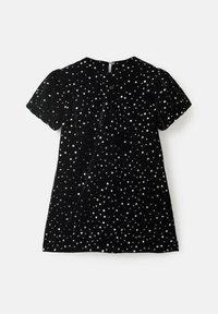 Svart sammetsklänning med runda silverpaljetter, korta puffärmar och knäppning bak. Mjuk textur och klassisk A-linjeform.