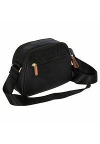 Borsa a tracolla in nylon nero di forma rettangolare, con due scomparti con zip, una tasca frontale e una tracolla in tessuto removibile. Finiture in metallo dorato.