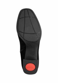 Musta mokkanahka kengän pohja, jossa on kuvioitu kumipinta, jossa on ruudukkomuotoilu ja punainen pyöreä logo, jossa lukee "Tamarets Comfort."