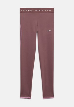 Lilla Nike Pro leggings i full lengde med lyserosa sidepaneler, hvit Nike-swoosh på høyre lår og "NIKE PRO"-tekst på midjebåndet.