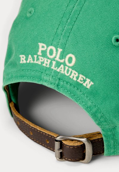 Πράσινο καπέλο Polo Ralph Lauren με κεντημένο όνομα επωνυμίας και καφέ ρυθμιζόμενο δερμάτινο λουράκι με μεταλλική αγκράφα.