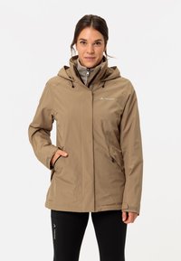 Giacca impermeabile leggera di colore beige, con cappuccio, zip frontale e cordini regolabili. Presenta tasche laterali e una texture liscia.