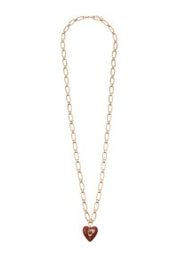Złoty naszyjnik z dużymi owalnymi ogniwami, z czerwoną zawieszką w kształcie serca i małym prostokątnym akcentem.