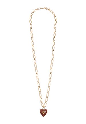 Złoty naszyjnik z dużymi owalnymi ogniwami, z czerwoną zawieszką w kształcie serca i małym prostokątnym akcentem.