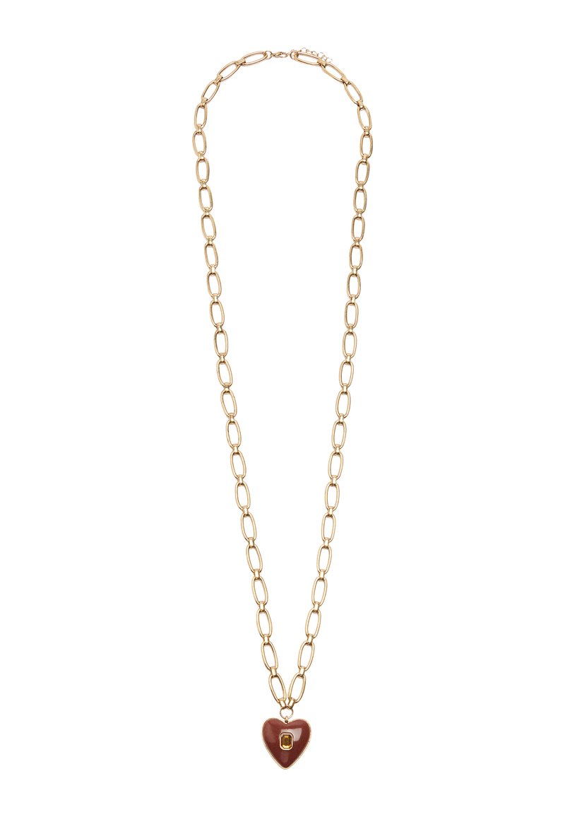Złoty naszyjnik z dużymi owalnymi ogniwami, z czerwoną zawieszką w kształcie serca i małym prostokątnym akcentem.