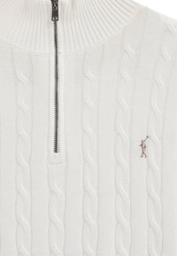 Weißer Strickpullover mit Rippmuster, Viertelreißverschluss und kleinem, gesticktem Logo einer Person, die einen Poloschläger auf der Brust hält.