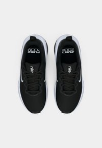 Sorte sneakers med en åndbar mesh-overdel, polstret sål og hvide detaljer. Har snørebånd og fremtrædende Nike-logo på tungen.