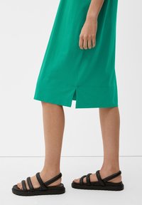 s.Oliver MIT GESCHLITZTEM SAUM - Robe en jersey - smaragd