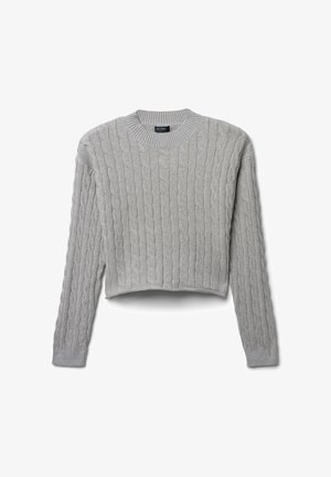 Hellgrauer, kurz geschnittener Pullover mit Zopfmuster, Rundhalsausschnitt und langen Ärmeln. Hergestellt aus strukturiertem Strickstoff.