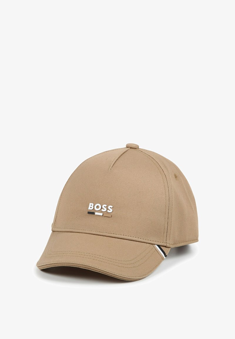Cappello da baseball beige in tessuto, con visiera curva e logo ricamato "BOSS" in bianco, con un accento nero sul lato.