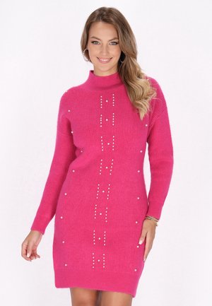 Rosa gestricktes Kleid mit hohem Kragen, das dekorative Akzente aus Perlen und vertikale Muster entlang der Vorderseite und Ärmel aufweist.