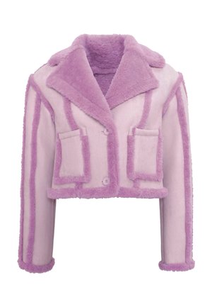 Afkortet jakke i lyserød faux fur med lilla striber, snittet krave og frontlommer. Har knaplukninger og blød tekstur.