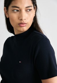 Tommy Hilfiger SLIM CODY CROP MOCK - T-shirt - bas - desert sky