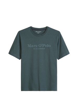 Ciemnozielona koszulka z krótkim rękawem i okrągłym dekoltem, z napisem "Marc O’Polo EST. IN STOCKHOLM" nadrukowanym z przodu w nieco jaśniejszym odcieniu.