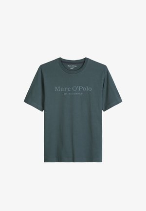 Ciemnozielona koszulka z krótkim rękawem i okrągłym dekoltem, z napisem "Marc O’Polo EST. IN STOCKHOLM" nadrukowanym z przodu w nieco jaśniejszym odcieniu.