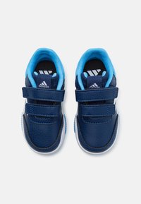 Sneaker blu e navy con doppie cinghie in velcro, parte superiore in sintetico testurizzato, fodera in mesh traspirante e suola bianca con modelli di trazione.