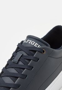 Tommy Hilfiger MODERN - Matalavartiset tennarit - desert sky