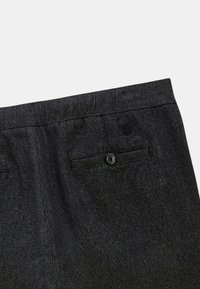 Pantalons en denim noir avec une taille simple, deux poches arrière avec fermetures à bouton et une finition texturée subtile.