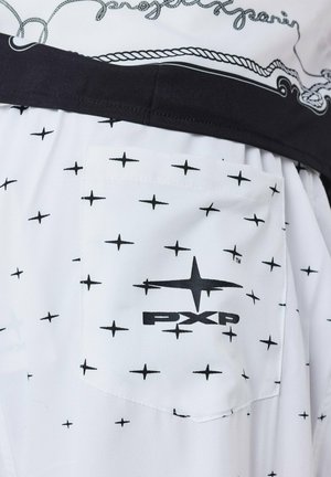 Chemise blanche avec un motif croix noir, dotée d'une poche et d'une ceinture noire. Comprend le logo "PXP" imprimé sur la poche.