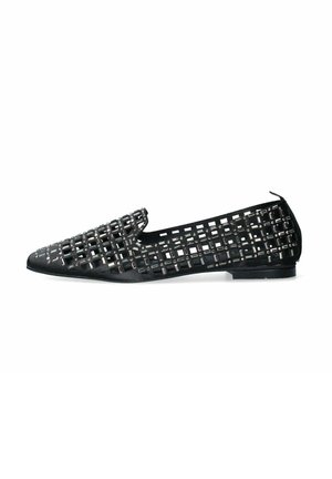 Scarpa nera piatta con tomaia intrecciata, caratterizzata da un motivo a griglia, punta affusolata e tacco basso per un design snello e traspirabilità.