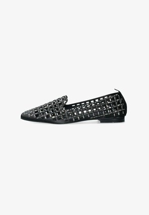 Scarpa nera piatta con tomaia intrecciata, caratterizzata da un motivo a griglia, punta affusolata e tacco basso per un design snello e traspirabilità.