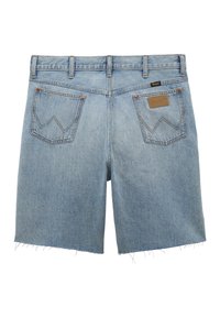 Vaaleansiniset farkkushortsit, joissa rispaantunut helma, kaksi takataskua, joissa "W"-ommel, kuparinappitapit ja ruskea Wrangler-merkki oikeassa taskussa.