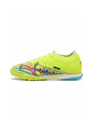 Hellgelber Fußballschuh mit blauen und pinken Akzenten, einer strukturierten Sohle, Schnürsenkeln und Markenlogos an der Seite.