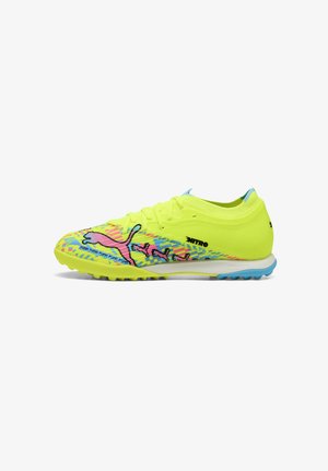 Felgele voetbalschoen met blauwe en roze accenten, een getextureerde zool, veters en merklogo's aan de zijkant.