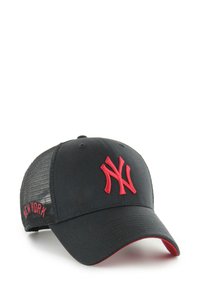 Gorra de béisbol negra con el logo rojo "NY", parte trasera de malla y acentos rojos a lo largo del visor. Presenta bordado "NEW YORK" en el costado.