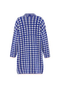 Maglione lavorato a maglia con un motivo a scacchi blu e bianco, con maniche lunghe e colletto a costine, progettato per una vestibilità rilassata.