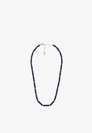 Marineblå perlekæde med guldfarvede accenter, der indeholder en blanding af runde og cylindriske perler, afsluttet med en hummerlås og forlængerkæde.